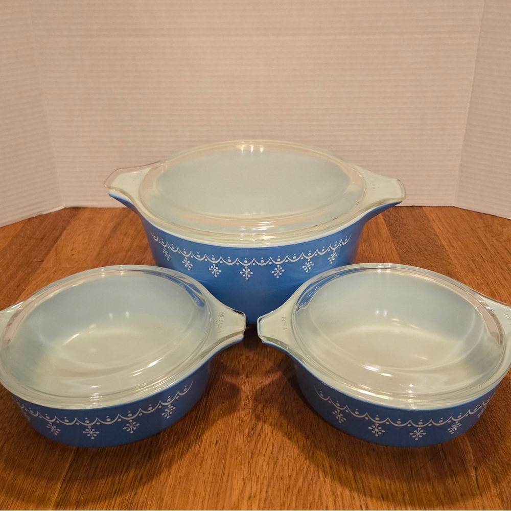 Pyrex Snowflake Blue Garland 3 Pc Casserole Set w/ Lids Vintage Collectible - Picture 3 of 13